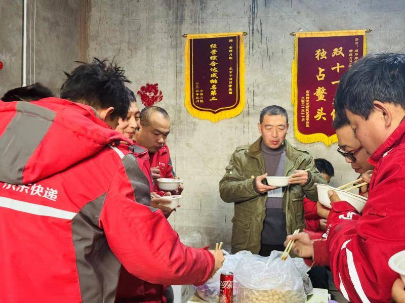 京东物流第一位退休“快递大哥”：年货节第一天帮兄弟们搬货去 (图1)