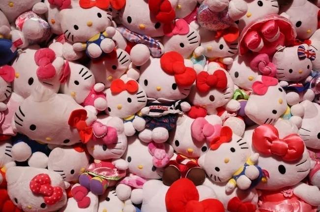 被误会半世纪，Hello Kitty是人不是猫？日本三丽鸥：“她是小女孩” (图1)