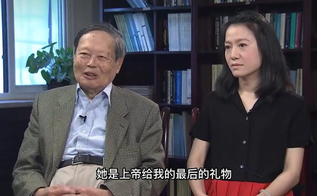 杨振宁携48岁翁帆度过102岁生日，曾称“她是上帝给我最后的礼物”(图1)