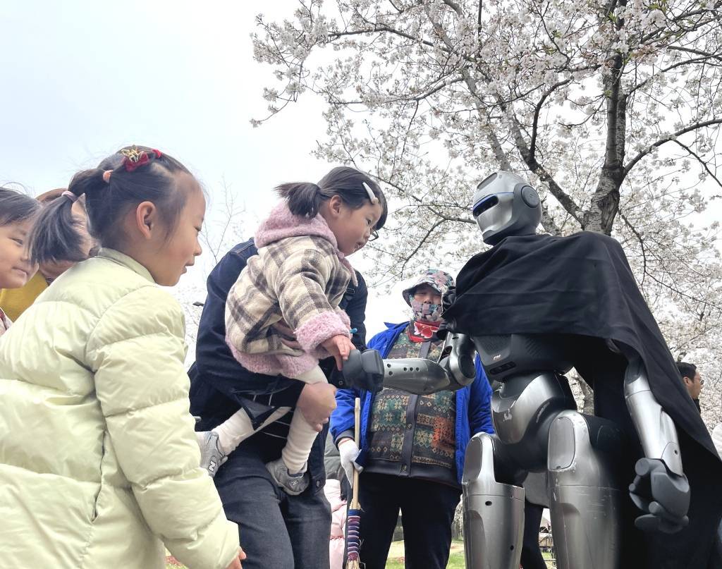 当人形机器人走进顾村公园“打工”,风头盖过樱花了吗? (pic2) 当人形机器人走进顾村公园“打工”,风头盖过樱花了吗? (pic2)