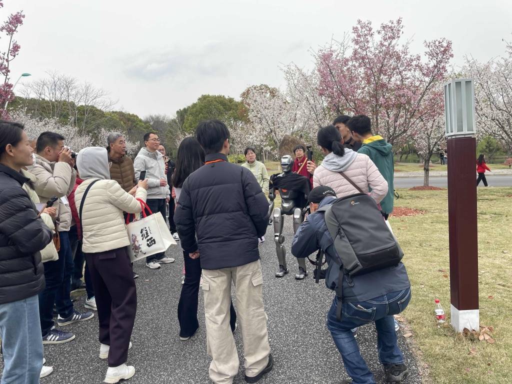 当人形机器人走进顾村公园“打工”,风头盖过樱花了吗? (pic1) 当人形机器人走进顾村公园“打工”,风头盖过樱花了吗? (pic1)