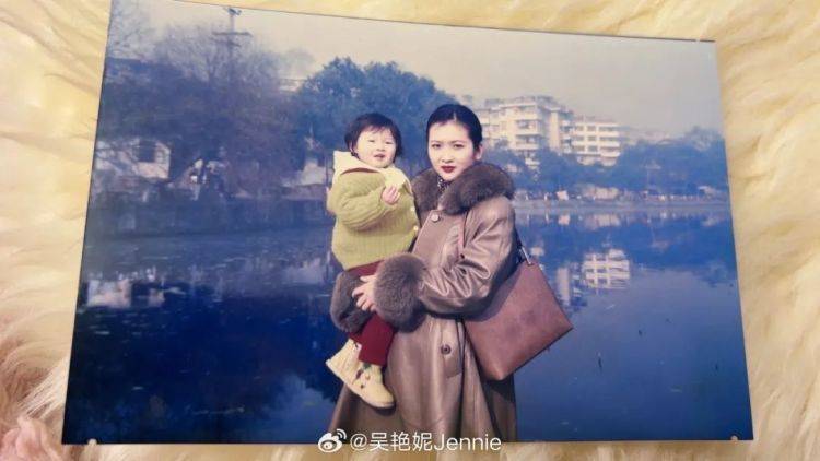 吴艳妮罕见晒儿时照片,祝妈妈母亲节快乐,称从不会焦虑和自卑 (pic4) 吴艳妮罕见晒儿时照片,祝妈妈母亲节快乐,称从不会焦虑和自卑 (pic4)