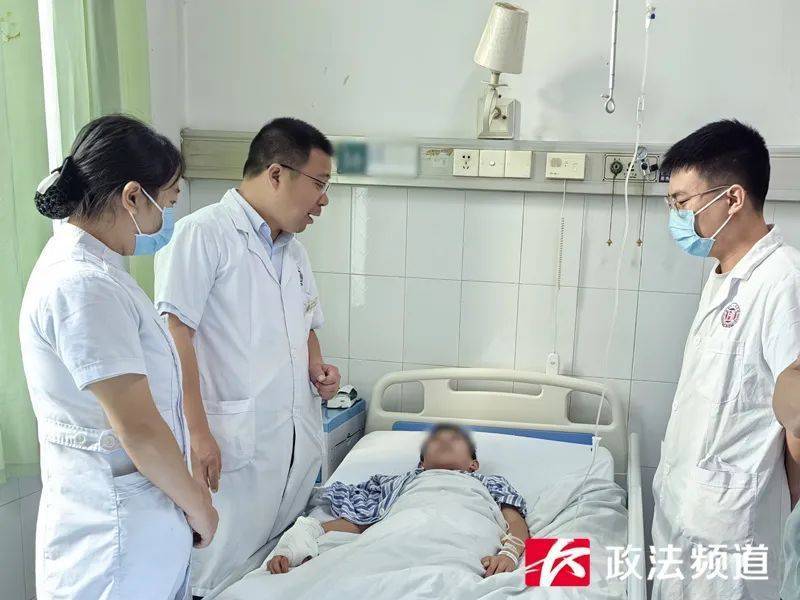 14岁少年被“冰”炸伤手指?专家提醒:干冰不能玩! (pic1) 14岁少年被“冰”炸伤手指?专家提醒:干冰不能玩! (pic1)