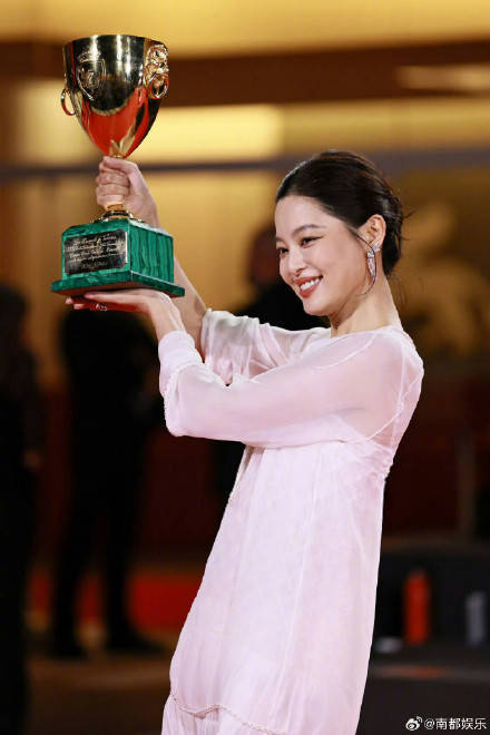 中国演员辛芷蕾获第82届威尼斯电影节最佳女演员奖 (pic1) 中国演员辛芷蕾获第82届威尼斯电影节最佳女演员奖 (pic1)