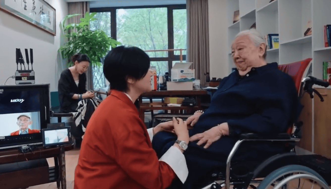 92岁游本昌和妻子现状曝光!谈住养老院原因力破“子女不孝”谣言 (pic3) 92岁游本昌和妻子现状曝光!谈住养老院原因力破“子女不孝”谣言 (pic3)