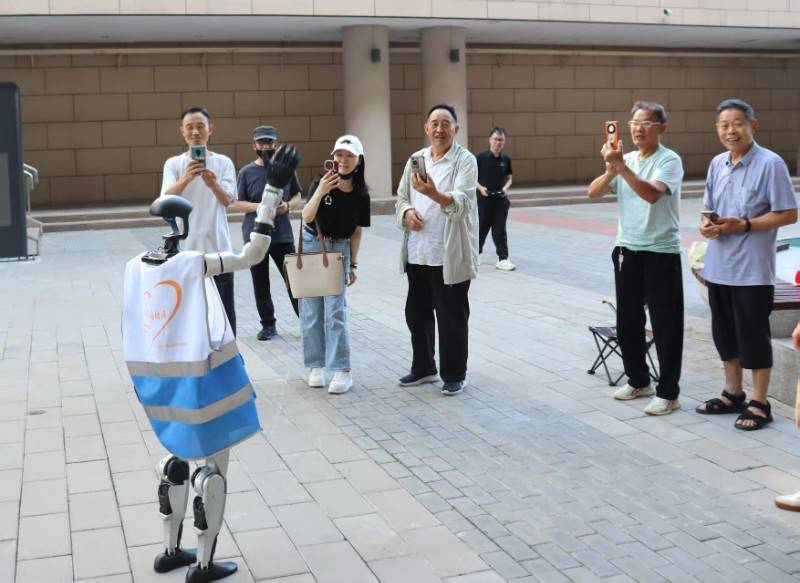 人形机器人秒变“旅客身边人” 清河站这场科技互动火了 (pic2) 人形机器人秒变“旅客身边人” 清河站这场科技互动火了 (pic2)
