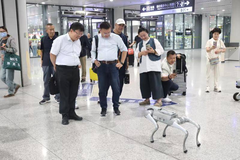 人形机器人秒变“旅客身边人” 清河站这场科技互动火了 (pic1) 人形机器人秒变“旅客身边人” 清河站这场科技互动火了 (pic1)