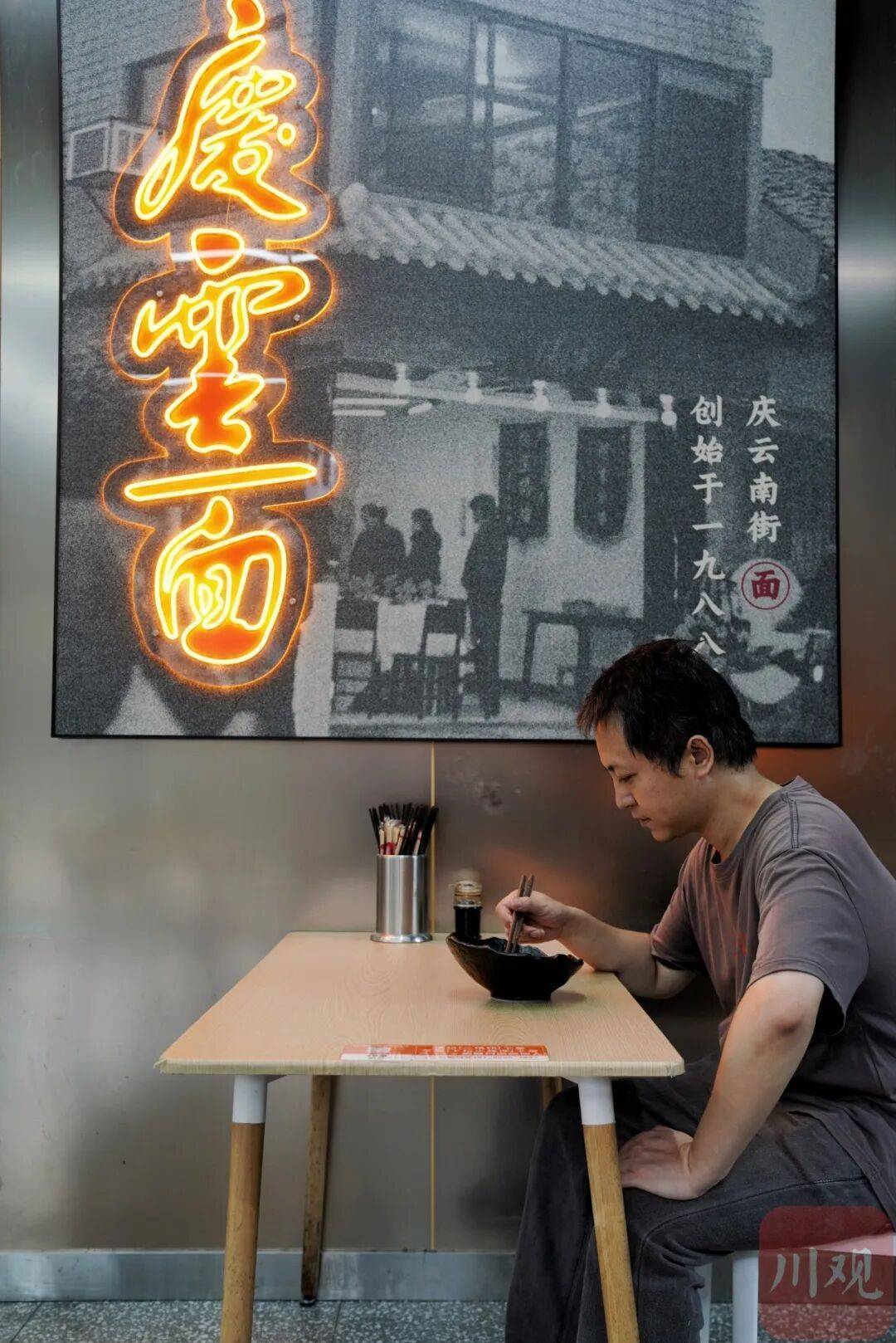 成都这家老面馆,一年卖出30多万碗面!真这么赚? (pic2) 成都这家老面馆,一年卖出30多万碗面!真这么赚? (pic2)