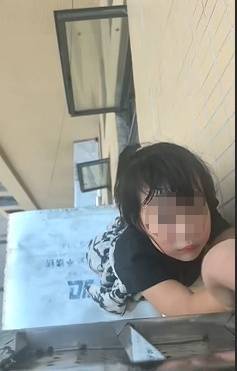 湖南4岁女童从20楼坠至13楼雨棚,14楼邻居死死拽住!苦撑4分钟终救下 (pic1) 湖南4岁女童从20楼坠至13楼雨棚,14楼邻居死死拽住!苦撑4分钟终救下 (pic1)
