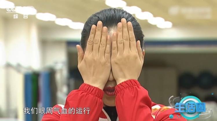 假期熬夜玩手机,眼睛“超长待机”?这份护眼攻略你一定需要! (pic1) 假期熬夜玩手机,眼睛“超长待机”?这份护眼攻略你一定需要! (pic1)