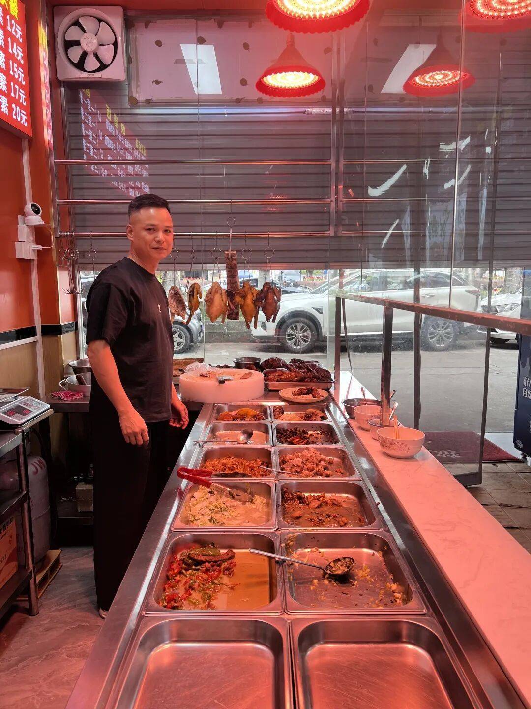 小伙到广州一猪脚饭店吃免费“2号餐”,突然跪地道谢,老板娘:以后要吃饭就直接过来 (pic1) 小伙到广州一猪脚饭店吃免费“2号餐”,突然跪地道谢,老板娘:以后要吃饭就直接过来 (pic1)