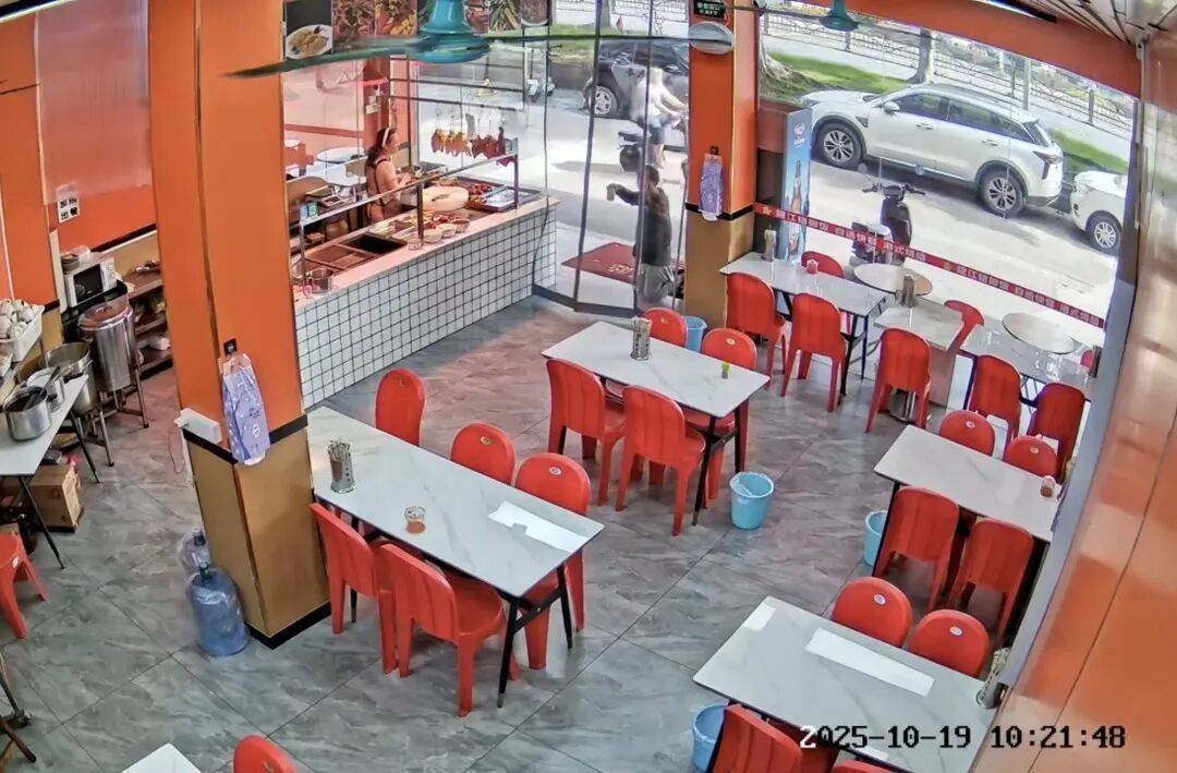 小伙到广州一猪脚饭店吃免费“2号餐”,突然跪地道谢,老板娘:以后要吃饭就直接过来 (pic3) 小伙到广州一猪脚饭店吃免费“2号餐”,突然跪地道谢,老板娘:以后要吃饭就直接过来 (pic3)