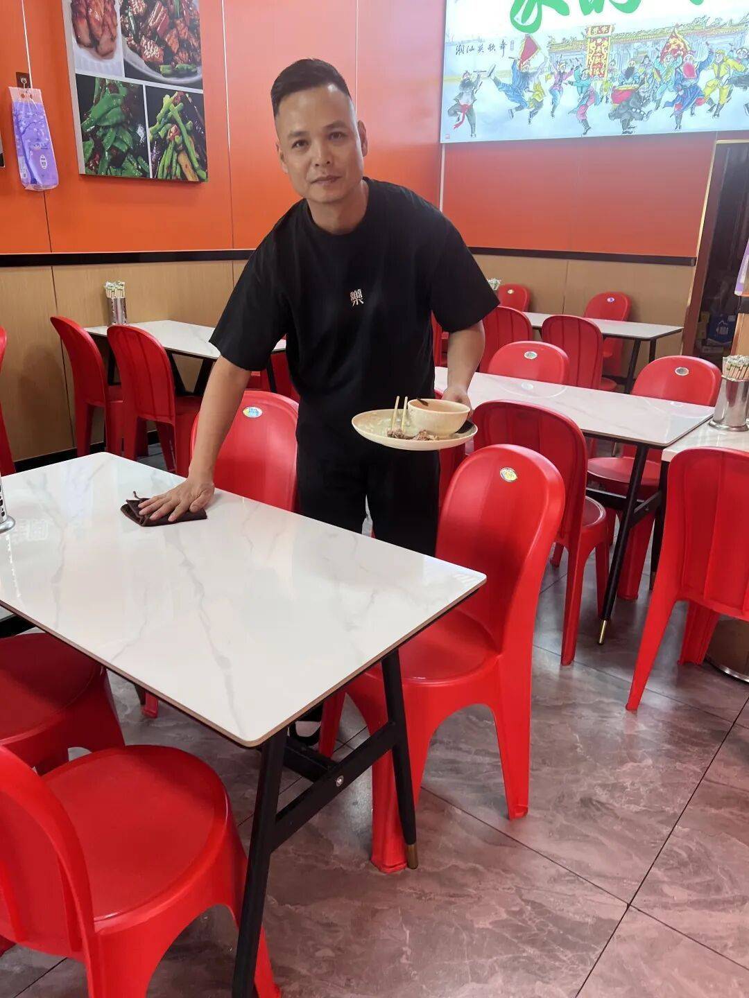 小伙到广州一猪脚饭店吃免费“2号餐”,突然跪地道谢,老板娘:以后要吃饭就直接过来 (pic2) 小伙到广州一猪脚饭店吃免费“2号餐”,突然跪地道谢,老板娘:以后要吃饭就直接过来 (pic2)