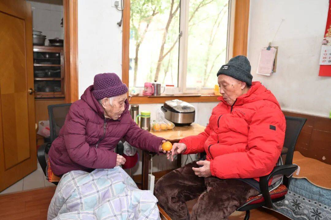 “秤不离砣”具象化！长沙200岁老夫妻互宠76年从未吵过架，子女：我爸舍不得 (pic1)