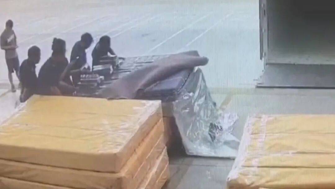 床垫“肚里”有蹊跷?海关揭秘! (pic2) 床垫“肚里”有蹊跷?海关揭秘! (pic2)