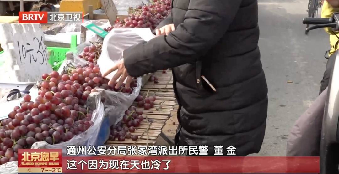 北京阿姨逛集,被人轻轻一贴手机秒没!警方揭秘扒窃全过程 (pic4) 北京阿姨逛集,被人轻轻一贴手机秒没!警方揭秘扒窃全过程 (pic4)