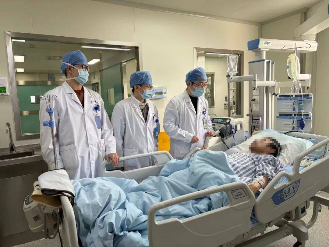 孙子在肚子上蹦了几下，爷爷动脉破裂休克！倒吸了一口凉气 (pic1)