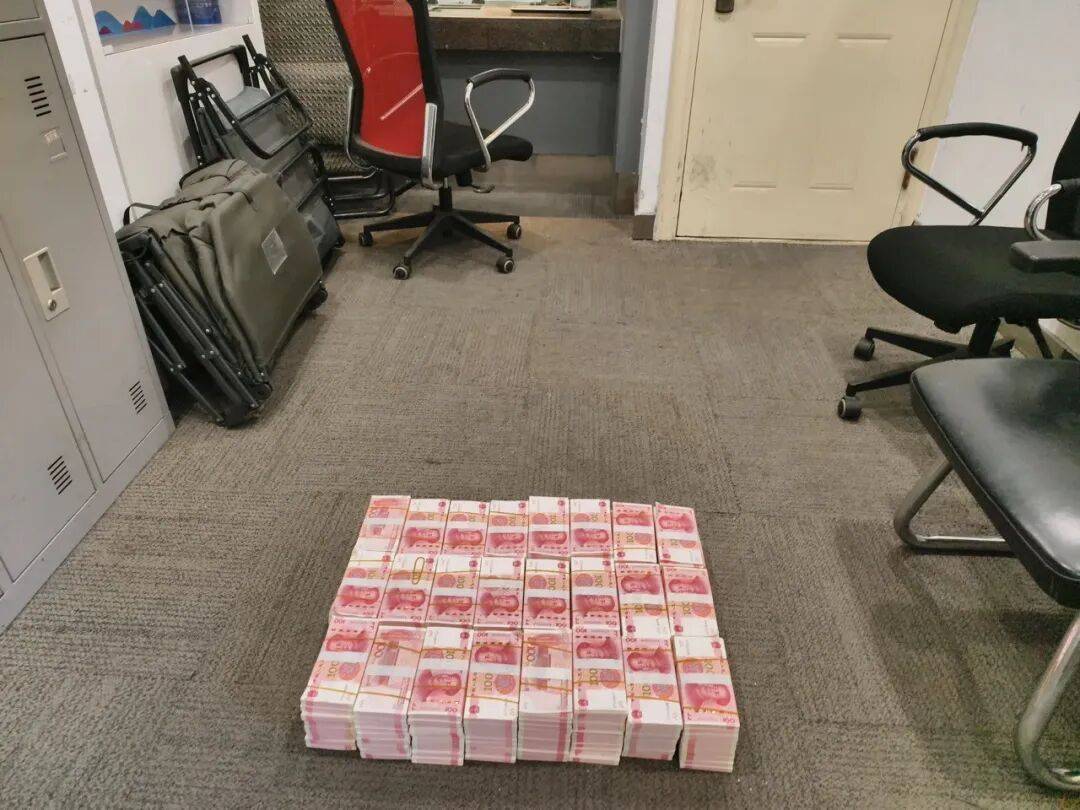 女子取240万元“给外甥当彩礼”,外甥懵了:根本没对象 (pic1) 女子取240万元“给外甥当彩礼”,外甥懵了:根本没对象 (pic1)