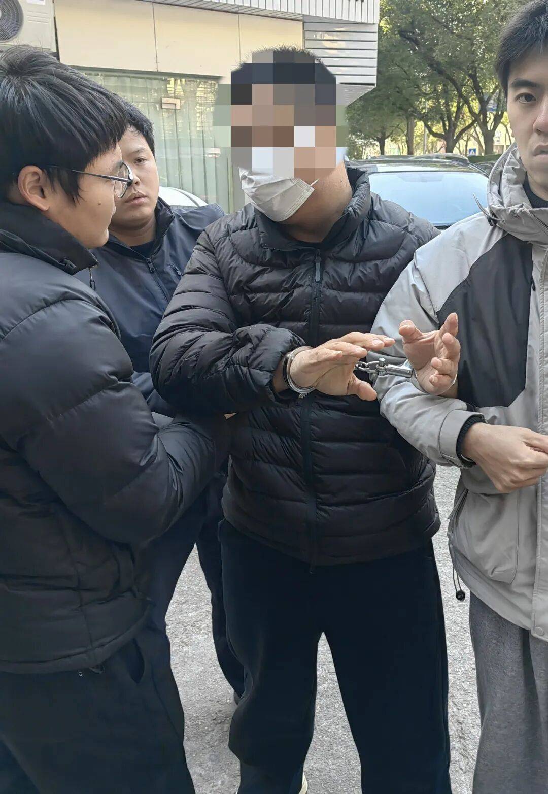 女子取240万元“给外甥当彩礼”,外甥懵了:根本没对象 (pic2) 女子取240万元“给外甥当彩礼”,外甥懵了:根本没对象 (pic2)