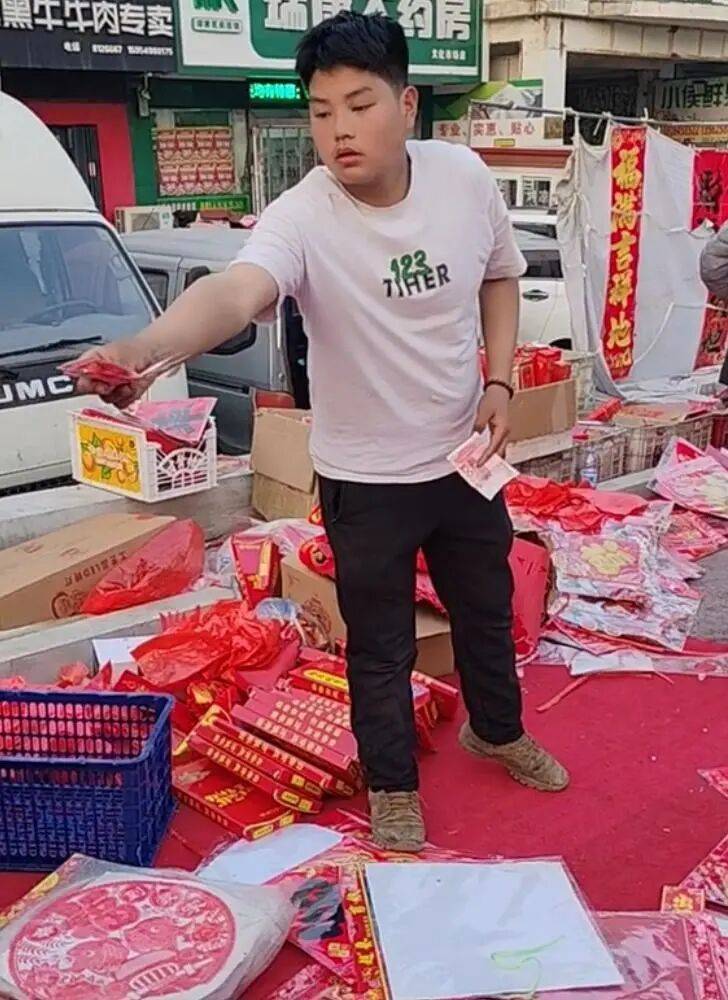 山东招远替患病母亲摆摊卖春联14岁姐弟系龙凤胎，父亲患癌离世，母亲发声 (pic1)