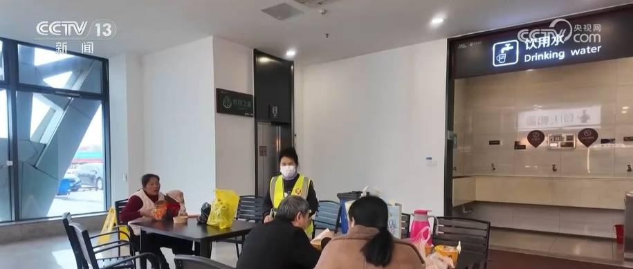 从新鲜果蔬到特色礼品 繁忙货运折射春节消费市场强劲活力 (pic3) 从新鲜果蔬到特色礼品 繁忙货运折射春节消费市场强劲活力 (pic3)