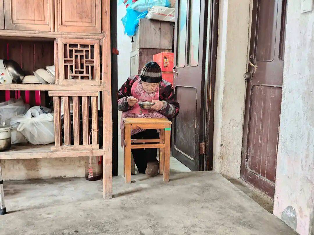 102岁长寿老人50年没进过医院!每天睡15小时,爱啃猪蹄爱喝酒... (pic1) 102岁长寿老人50年没进过医院!每天睡15小时,爱啃猪蹄爱喝酒... (pic1)