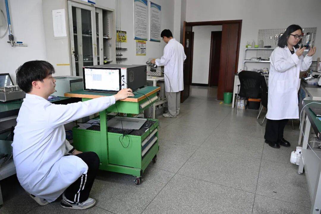 一元硬币载218个“嗅探器”!我国研制出一款微型臭氧监测传感器 (pic1) 一元硬币载218个“嗅探器”!我国研制出一款微型臭氧监测传感器 (pic1)