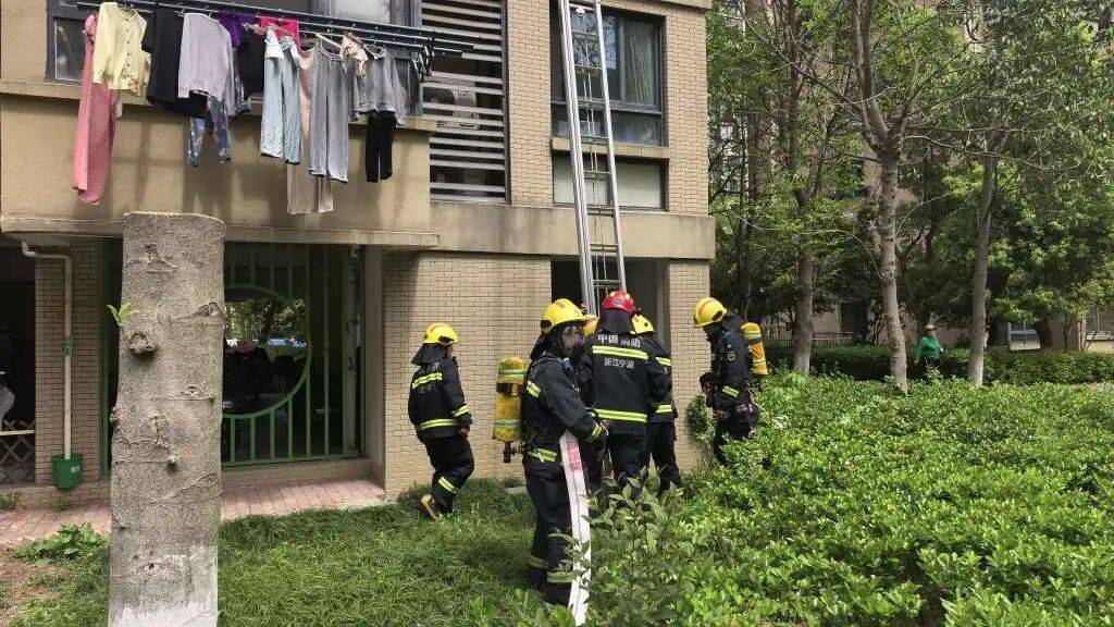 浙江宁波一男子炖肉后回房熟睡，被叫醒后懵了：身边都是消防员 (pic2)