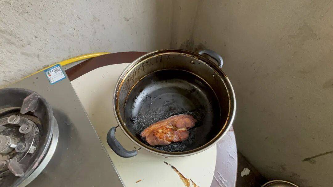 浙江宁波一男子炖肉后回房熟睡，被叫醒后懵了：身边都是消防员 (pic1)