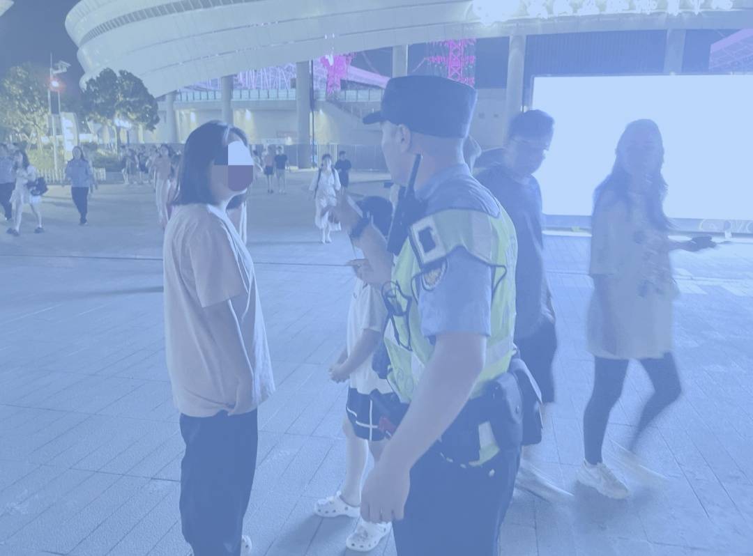 武汉演唱会现场9岁女儿走丢,妈妈在大雨中几乎崩溃!紧急时刻,FJ100866出现了 (pic3) 武汉演唱会现场9岁女儿走丢,妈妈在大雨中几乎崩溃!紧急时刻,FJ100866出现了 (pic3)