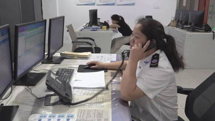 广东一学生上课时突然倒地停止呼吸，120调度员隔空指导老师实施胸外按压 (pic1)