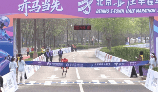 快过人类!荣耀、宇树刷屏2026机器人半马 冠军花落自主导航组 (pic1) 快过人类!荣耀、宇树刷屏2026机器人半马 冠军花落自主导航组 (pic1)