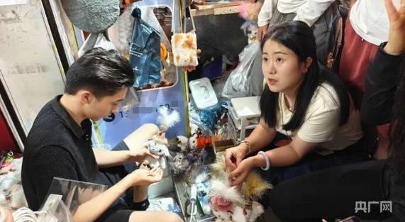 两眼一睁就是做小羊 每天睡三四小时 新疆“富贵小羊”摊主累出两层眼袋 (pic1) 两眼一睁就是做小羊 每天睡三四小时 新疆“富贵小羊”摊主累出两层眼袋 (pic1)