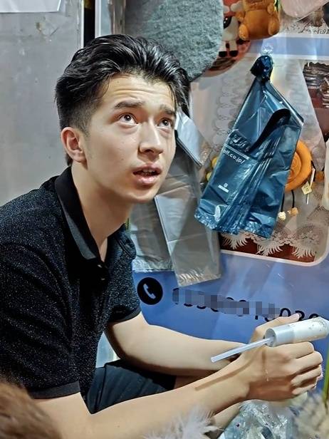 两眼一睁就是做小羊 每天睡三四小时 新疆“富贵小羊”摊主累出两层眼袋 (pic4) 两眼一睁就是做小羊 每天睡三四小时 新疆“富贵小羊”摊主累出两层眼袋 (pic4)