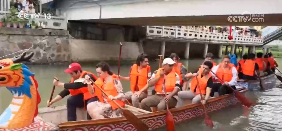 各地打造“龙舟+”沉浸式体验 “民俗+赛事”为文旅市场注入强劲动能 (pic2) 各地打造“龙舟+”沉浸式体验 “民俗+赛事”为文旅市场注入强劲动能 (pic2)