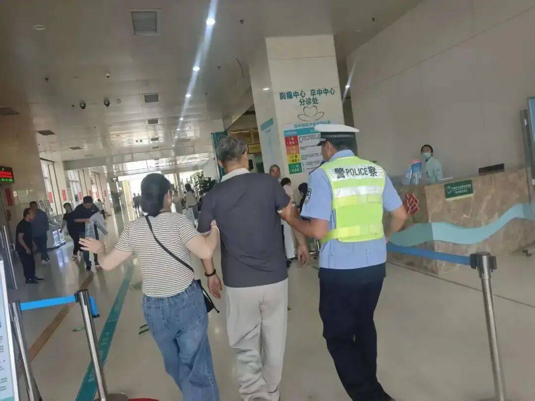男子驾驶途中突然失去意识,妻子哭喊求助,执勤辅警10分钟送医! (pic3) 男子驾驶途中突然失去意识,妻子哭喊求助,执勤辅警10分钟送医! (pic3)